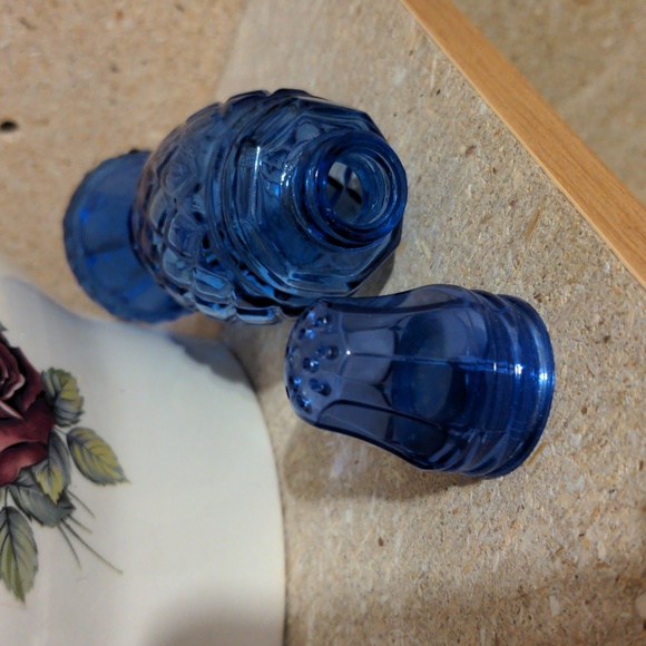 Vintage Collectible Avon Bottle - Picture 3 of 4